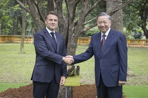 Tổng Bí thư Tô Lâm và Tổng thống Pháp Emmanuel Macron thực hiện nghi thức trồng cây hữu nghị.