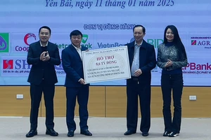 Lãnh đạo Ngân hàng Nhà nước Việt Nam trao 8,6 tỷ đồng cho tỉnh Yên Bái. (Ảnh: THANH SƠN)