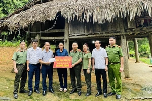 Lãnh đạo Cục Truyền thông Bộ Công an cùng nhà tài trợ trao hỗ trợ cho hộ ông Nông Văn Nam. (Ảnh: THANH SƠN)
