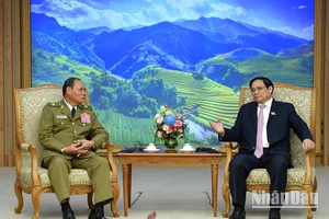 Thủ tướng Phạm Minh Chính tiếp Phó Thủ tướng, Bộ trưởng Bộ Công an Lào.