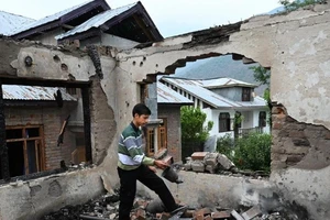Ngôi nhà bị phá hủy trong cuộc giao tranh giữa quân đội Ấn Độ và Pakistan tại Salamabad, gần Đường kiểm soát (LoC), cách thành phố Srinagar, thủ phủ mùa hè của khu vực Kashmir do Ấn Độ kiểm soát, khoảng 110km về phía bắc. (Ảnh: THX/TTXVN)