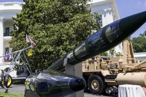 Hệ thống phòng thủ tên lửa đạn đạo tầm cao giai đoạn cuối (THAAD) của Mỹ được trưng bày trong buổi giới thiệu sản phẩm năm 2019, tại Washington. (Ảnh: AP)