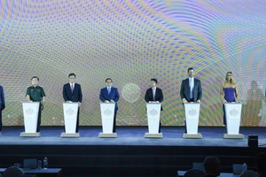 Thủ tướng và các đại biểu thực hiện nghi thức khởi công dự án Trump International Hưng Yên