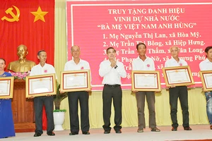 Lãnh đạo tỉnh trao danh hiệu cho thân nhân các Mẹ.