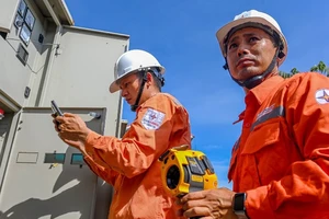 Kiểm tra vận hành hệ thống tủ điện. (Ảnh: EVN)