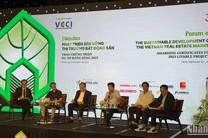 Các diễn giả, chuyên gia kinh tế tham dự Diễn đàn phát triển bền vững thị trường bất động sản.