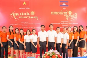 Tập thể cán bộ nhân viên Sacombank Cambodia tham gia hoạt động tặng quà tết cho các gia đình nghèo tại Svay Rieng. (Ảnh: NGUYỄN HIỆP)