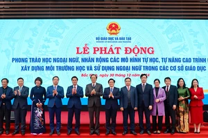 Lãnh đạo Bộ Giáo dục và Đào tạo, đại diện lãnh đạo tỉnh Bắc Ninh và các đại biểu tại Lễ Phát động.