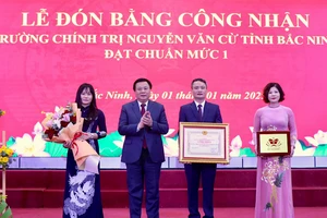 Đồng chí Nguyễn Xuân Thắng, Ủy viên Bộ Chính trị, Giám đốc Học viện Chính trị quốc gia Hồ Chí Minh, Chủ tịch Hội đồng Lý luận Trung ương, trao Bằng công nhận và chúc mừng Trường Chính trị Nguyễn Văn Cừ tỉnh Bắc Ninh đạt chuẩn mức 1. 