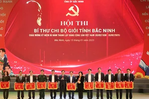 Lãnh đạo Tỉnh ủy Bắc Ninh trao Cờ lưu niệm tặng các đoàn tham dự. 