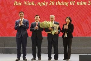 Các đồng chí Thường trực Tỉnh ủy Bắc Ninh tặng hoa, chúc mừng đảng viên lão thành vinh dự nhận Huy hiệu 80 năm tuổi Đảng.