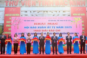 Các đại biểu cắt băng khai mạc trưng bày Hội báo Xuân Ất Tỵ năm 2025.