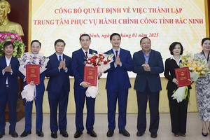 Lãnh đạo tỉnh Bắc Ninh trao Quyết định và chúc mừng Ban Giám đốc Trung tâm Phục vụ hành chính công tỉnh.