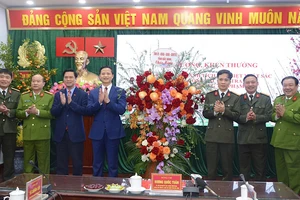 Lãnh đạo tỉnh Bắc Ninh tặng hoa, chúc mừng chiến công đặc biệt xuất sắc của cán bộ, chiến sĩ công an tỉnh.