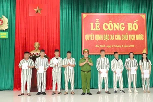 Lãnh đạo Công an tỉnh Bắc Ninh trao Quyết định đặc xá tới các phạm nhân.