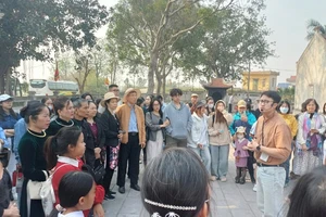 Hướng dẫn viên của Bảo tàng và Xúc tiến du lịch Bắc Ninh giới thiệu lịch sử, văn hóa tại tour 4.