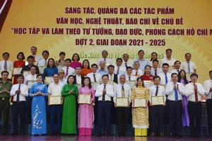 Lãnh đạo tỉnh Bắc Ninh chụp ảnh lưu niệm cùng các tập thể, cá nhân có tác phẩm đạt giải về chủ đề “Học tập và làm theo tư tưởng, đạo đức, phong cách Hồ Chí Minh”.