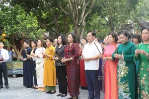 Phó Chủ tịch Quốc hội Nguyễn Thị Thanh và các đại biểu làm lễ dâng hương tại Đền Đô. 