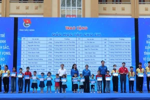Ban Tổ chức trao "Góc học tập cho em" tặng các em thiếu nhi huyện Gia Bình.