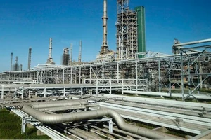 Một góc của nhà máy lọc dầu Dung Quất. (Ảnh: Doãn Tấn/TTXVN)