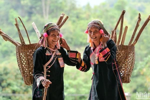 Nét riêng trong trang phục của phụ nữ Hà Nhì ở bản Pa Pảng, xã Nậm Ban, huyện Nậm Nhùn, tỉnh Lai Châu. 