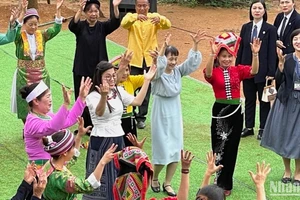 Phu nhân Lê Thị Bích Trân và Phu nhân Ishiba Yoshiko thăm Làng Văn hóa-Du lịch các dân tộc Việt Nam. 