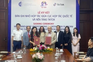 Quang cảnh lễ ký kết. 