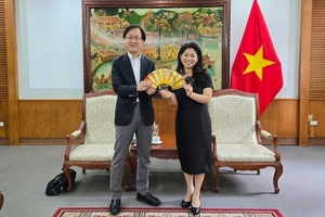 Cục trưởng Cục Hợp tác quốc tế Nguyễn Phương Hòa tiếp ông Wakisaka Michihiro, Giám đốc chiến lược toàn cầu của chính quyền tỉnh Kanagawa (Nhật Bản). 
