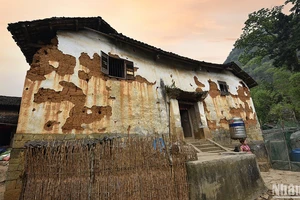 Ngôi nhà cổ Há Súng ngày càng xuống cấp theo thời gian. (Ảnh: VŨ LINH) 