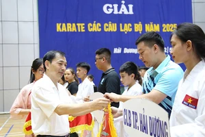 Ban tổ chức trao cờ lưu niệm tặng các câu lạc bộ tham dự giải.