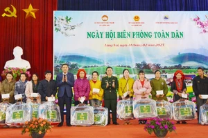 Phó Bí thư Tỉnh ủy Lào Cai Hoàng Giang và lãnh đạo Bộ Chỉ huy Bộ đội Biên phòng Lào Cai tặng quà cho các hộ dân ở Lùng Vai.