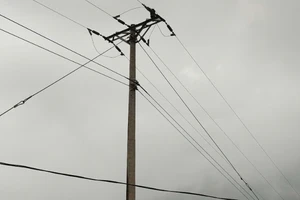 Cột điện 03, đường dây 35kV nhánh rẽ Khâm Trên, lộ 374E 20.40, nơi xảy ra tai nạn.