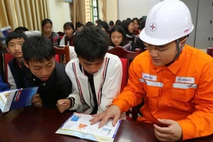Nhân viên điện lực trực tiếp hướng dẫn các em học sinh tình huống thực tế trong sử dụng điện an toàn.