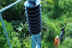 Kiểm tra các khiếm khuyết trên đường dây 35KV sử dụng thiết bị flycam.