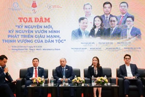 Các diễn giả tham gia tọa đàm “Kỷ nguyên mới - Kỷ nguyên vươn mình phát triển giàu mạnh, thịnh vượng của dân tộc”.