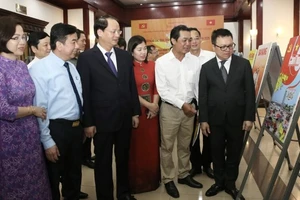 Các đại biểu tham quan triển lãm bên lề Hội thảo.