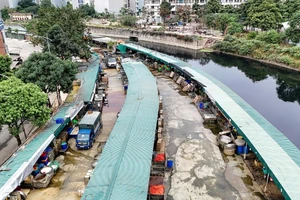 Chợ La Khê nằm trong khu vực giải tỏa để thực hiện dự án Cải thiện hệ thống tiêu nước khu vực phía Tây thành phố Hà Nội.