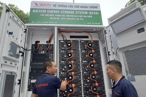 Doanh nghiệp giới thiệu các giải pháp tiết kiệm điện hiệu quả tại Lễ phát động. (ẢNH: NGUYÊN TRANG)