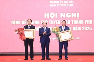 Phó Trưởng Ban Thường trực Ban Tuyên giáo Trung ương Lại Xuân Môn trao Bằng khen của Thủ tướng Chính phủ tặng Phó Bí thư Thường trực Thành ủy Hà Nội Nguyễn Văn Phong và Ban Tuyên giáo Thành ủy Hà Nội "vì thành tích tiêu biểu trong thực hiện nhiệm vụ bảo vệ nền tảng tư tưởng của Đảng, đấu tranh phản bác các quan điểm sai trái, thù địch".