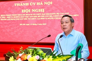 Phó Bí thư Thường trực Thành ủy Hà Nội Nguyễn Văn Phong phát biểu tại hội nghị chiều 13/5.