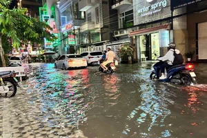 Nhiều tuyến đường ở quận Ninh Kiều chìm trong nước vào những ngày đầu tháng 4.