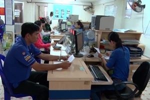 Công chức, viên chức thành phố Cần Thơ làm việc tại bộ phận một cửa.