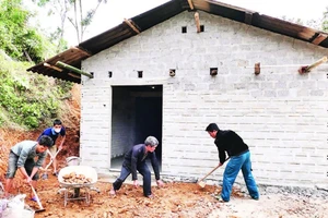 Người dân thôn Minh Phong, xã Thuận Hòa, huyện Vị Xuyên (tỉnh Hà Giang) giúp gia đình anh Sùng Ngọc Sai làm nhà mới.