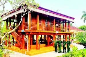 Các cựu chiến binh thị xã Nghĩa Lộ bên nhà sàn Bác Hồ tại thị xã Nghĩa Lộ, tỉnh Yên Bái.