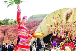 1. Tại phần hội, ông Then mặc áo dài may bằng vải thổ cẩm đỏ sẽ chủ trì thực hiện các nghi lễ, trong đó có vẩy nước cầu may vào người dân và du khách tham gia. 