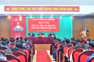 Đồng chí Trần Cẩm Tú, Ủy viên Bộ Chính trị, Thường trực Ban Bí thư, Chủ nhiệm Ủy ban Kiểm tra Trung ương và các đại biểu dự hội nghị.