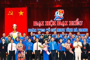 Lãnh đạo Tỉnh ủy Hà Giang và Trung ương Đoàn tặng hoa chúc mừng Ban Chấp hành Tỉnh đoàn khóa mới.