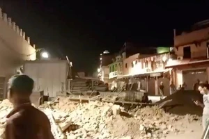 Động đất tàn phá nhà cửa. Ảnh: Reuters