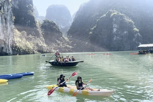 Du khách nhộn nhịp đến với Vịnh Hạ Long, được UNESCO công nhận là Di sản thiên nhiên thế giới. Ảnh: Đ.T