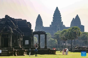 Khách du lịch tham quan Angkor Wat ở tỉnh Siem Reap, Campuchia. Ảnh: Tân Hoa xã